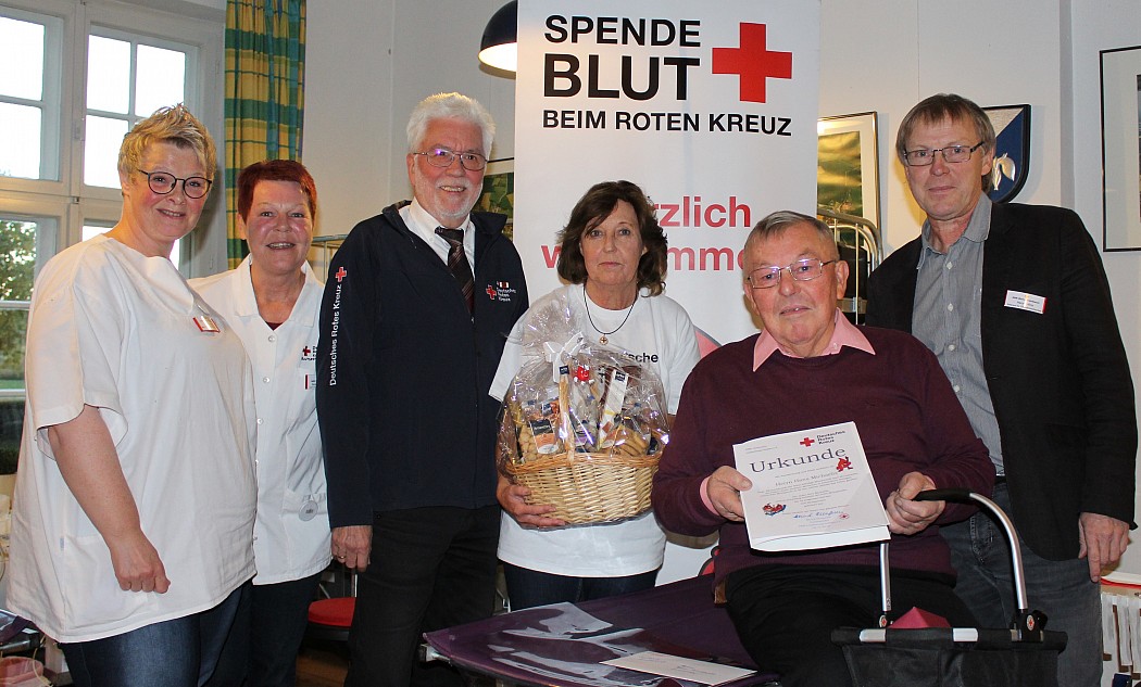 vlnr Bianka Noack und Ursula Wernicke (DRK-Blutspendedienst Nord-Ost), Bernd Bormann, Martina Spickermann (DRK-Ortsverein Lütjenburg-Giekau), Hans Michaelis, Harald Hinz DRK-Blutspendedienst Nord-Ost)