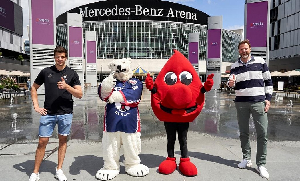 Blutspende-Maskottchen Tröpfli, Bully der Eisbär, Ole Hertel und Kai Wissmann vor der Blutspendeaktion in der Mercedes-Benz Arena in Berlin