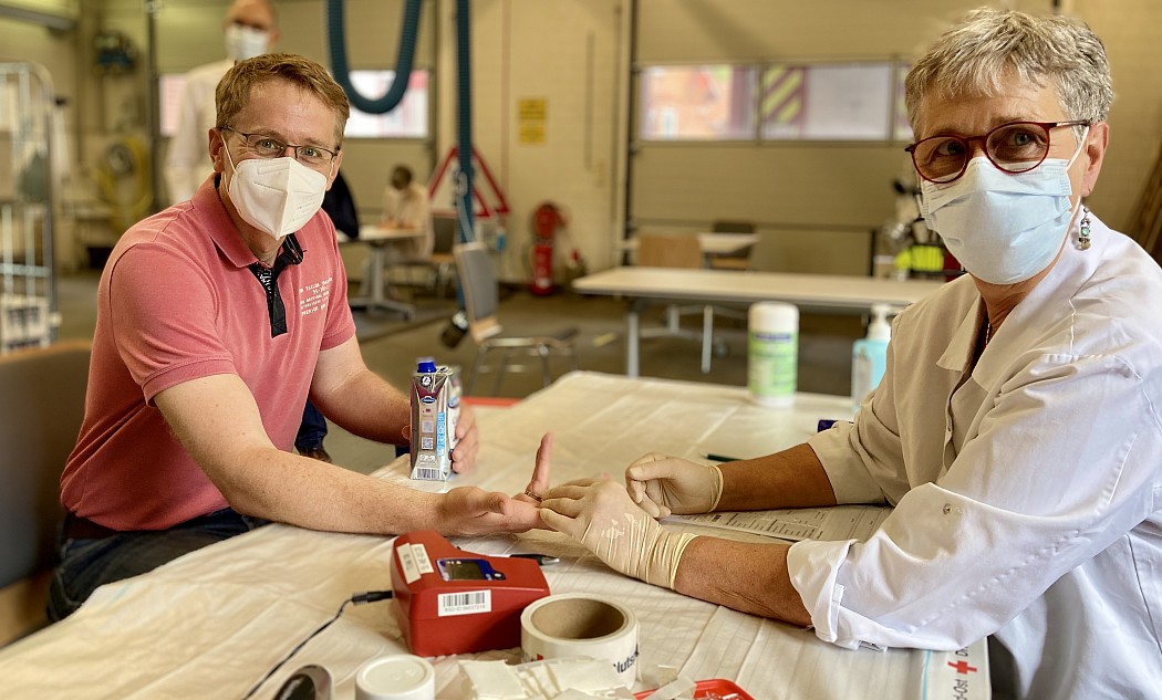 Ministerpräsident Daniel Günther bei der Blutspende in Sehestedt