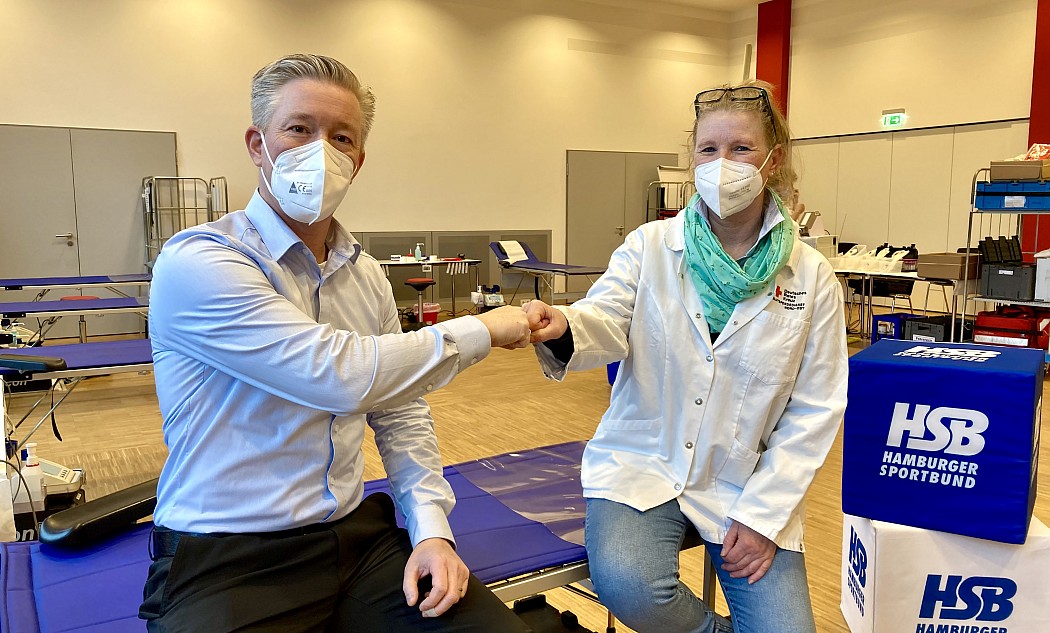 Christian Poon und Kerstin Petersen bei DRK-Blutspende beim Hamburger Sportbund