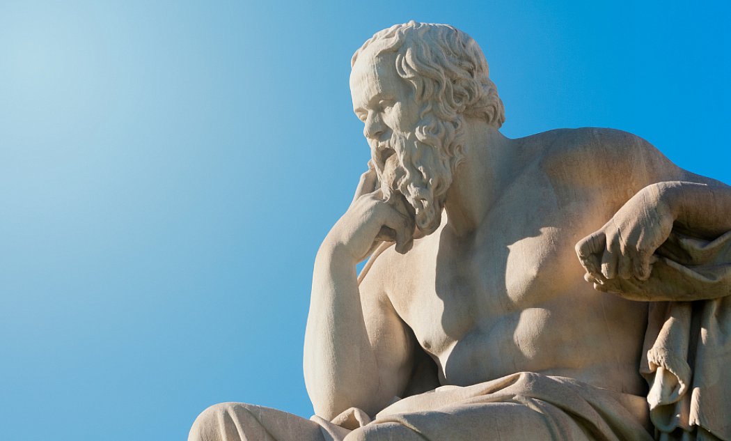 Auf diesem Bild ist eine Statue von Sokrates in nachdenklicher Pose abgebildet