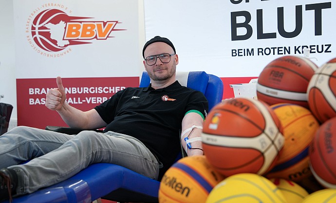 Präsident des Brandenburgischen Basketballvereins spendet Blut