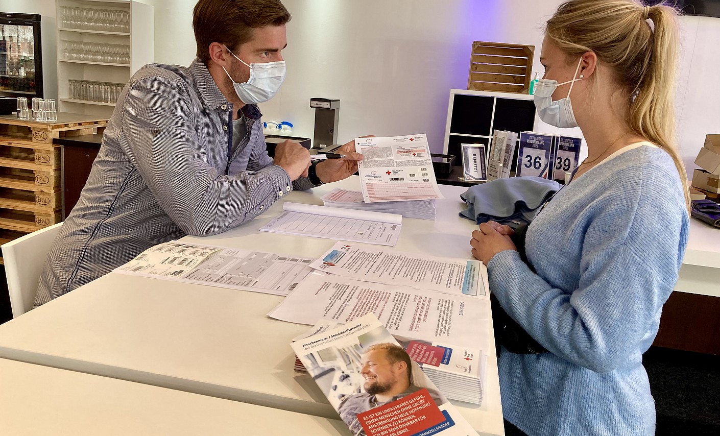 Antonia Doose informiert sich über die Typisierung als Stammzellspenderin