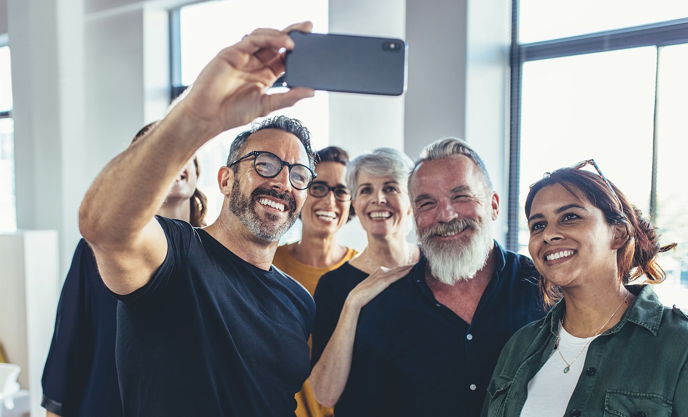 Gruppe von Freunden macht Selfie