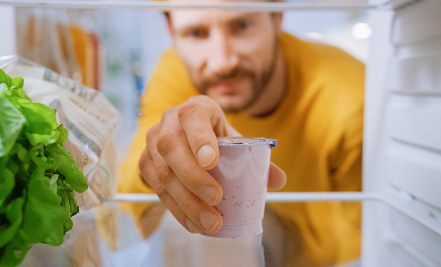 Mann Kühlschrank Joghurt Mann nimmt Joghurt aus Kühlschrank