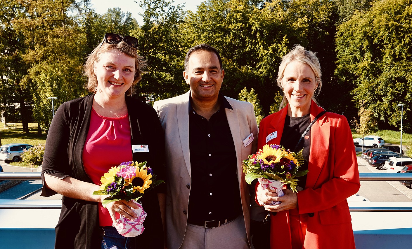 Ulm: Cüneyt Demirel überreicht Jessica Kronemeyer und Ivonne Schwaiger Blumen