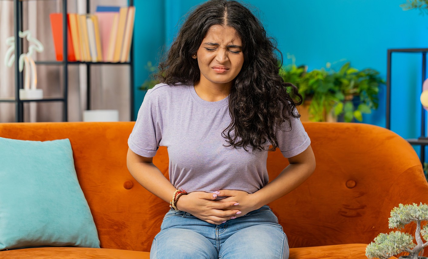 Frau mit Schmerzen hält sich den Bauch: Endometriose