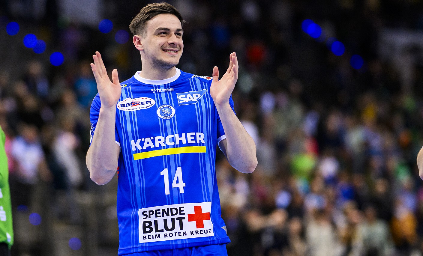 Ein Spieler trägt das Spieltagstrikot mit DRK-Blutspende-Logo. Ein Spieler trägt das Spieltagstrikot mit DRK-Blutspende-Logo.