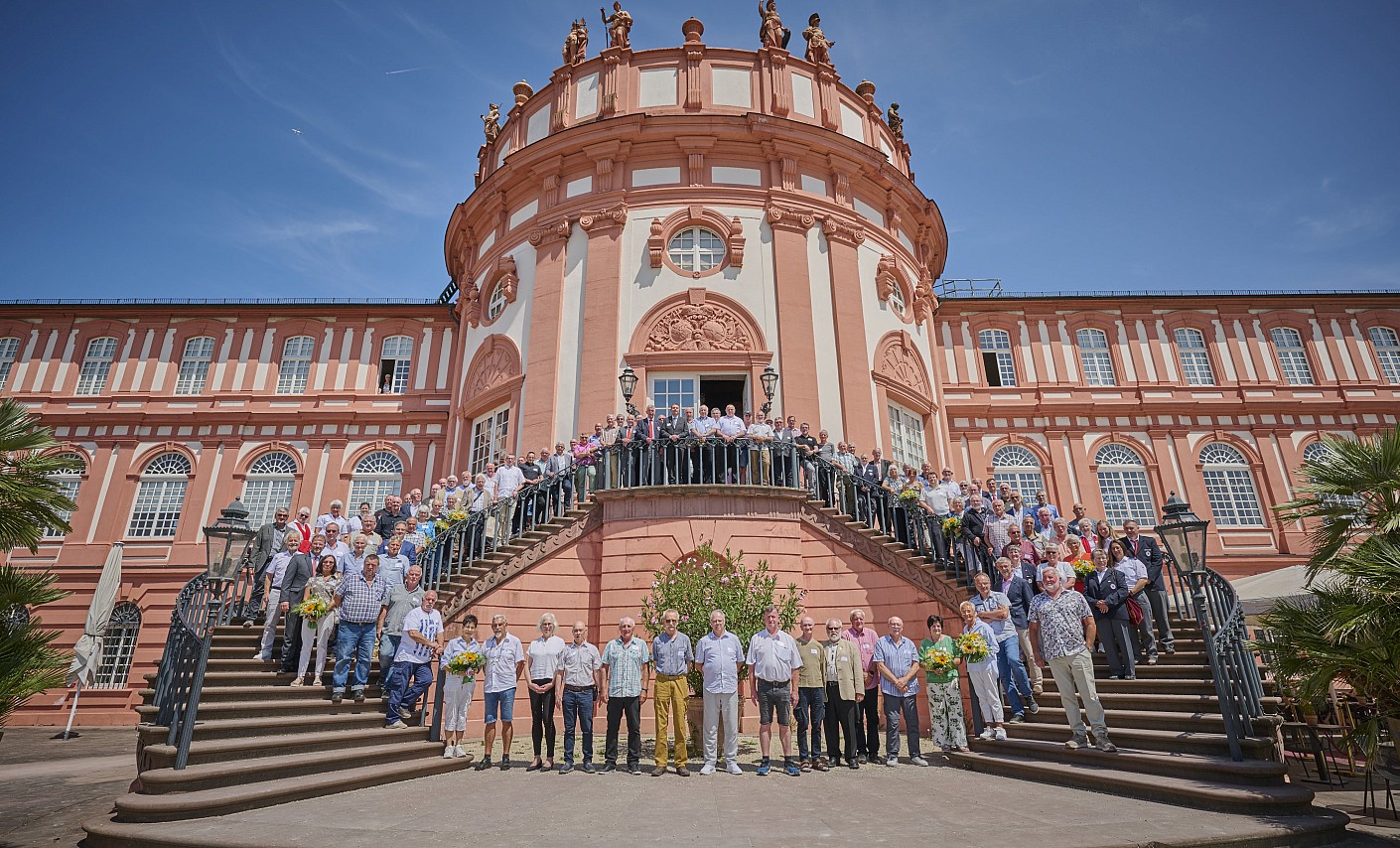 Gruppenfoto der geehrten Spender*innen vor dem Schloss Biebrich Gruppenfoto der geehrten Spender vor dem Schloss Biebrich