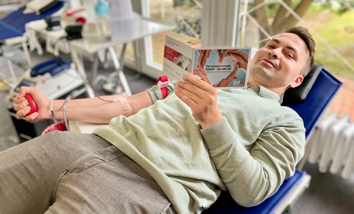 Hannes absolvierte seine erste Blutspende routiniert! blutspender-blutspende-liegen-lesen-broschuere-drk