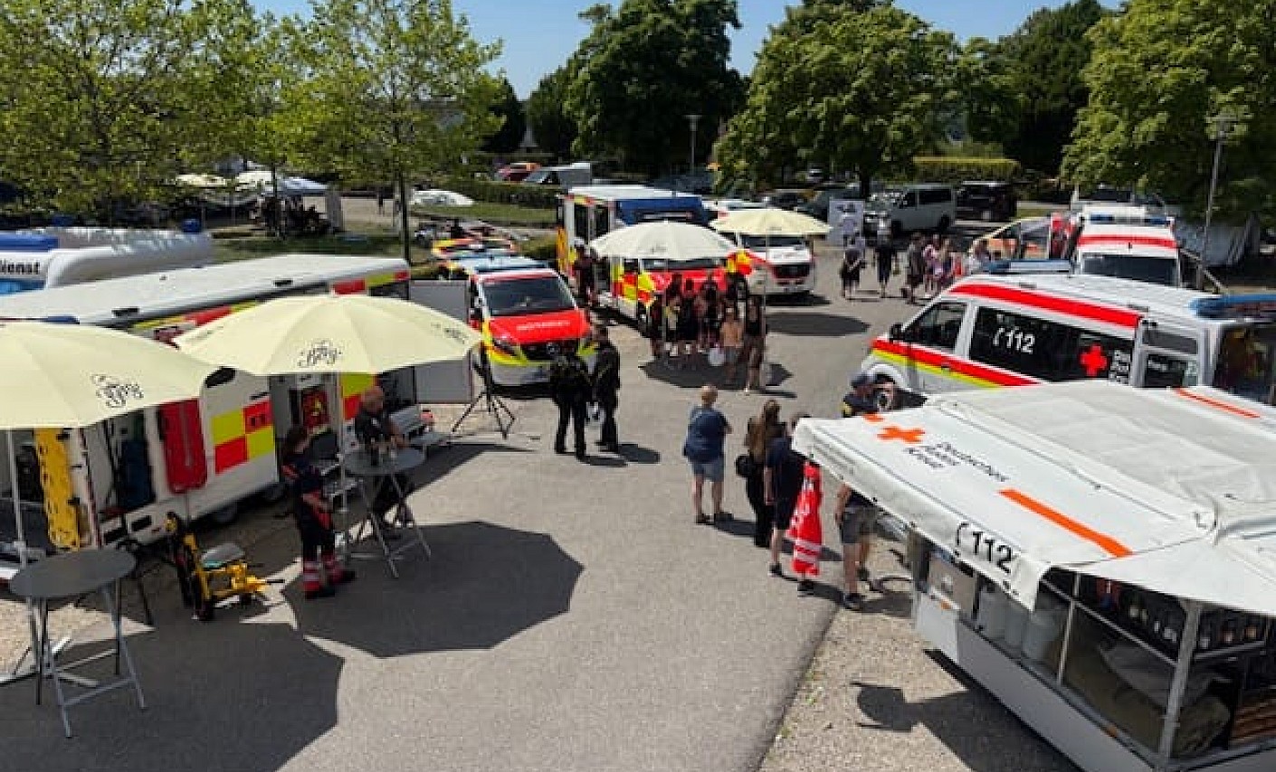 Besucher auf dem Gelände des Jubiläumsfestes "55 Jahre DRK Schwendi" jubiläumsfest-schwendi-außenaufnahme-drk