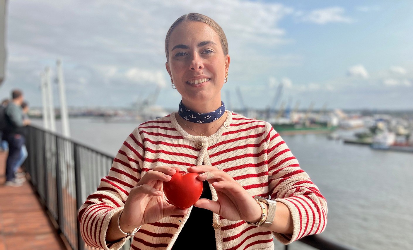 Shannen setzte sich mit vie Herzblut die Spendeaktion in der Hamburger Hafencity ein portrait-frau-blutspenderin-herz-lächeln
