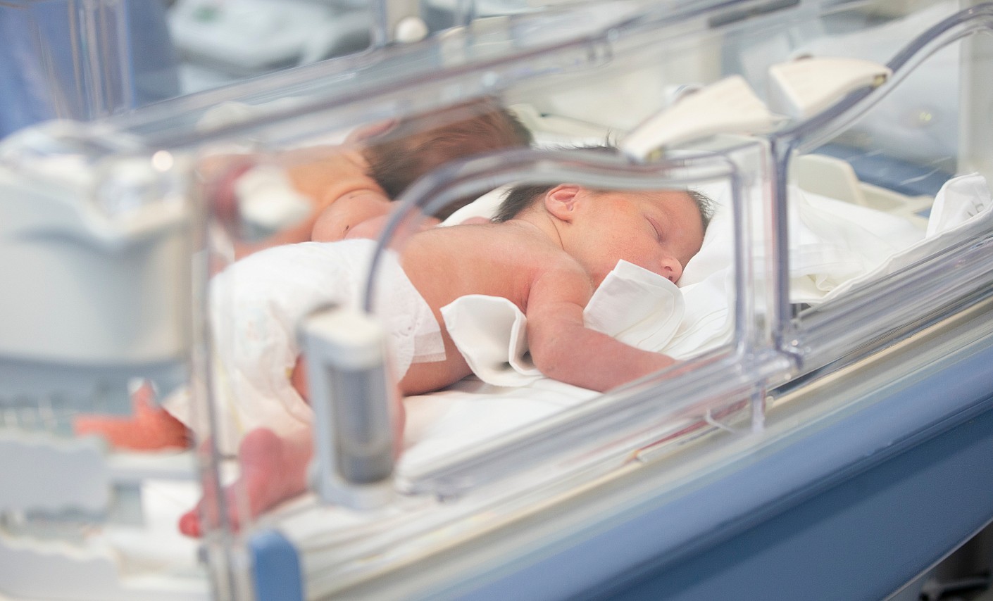 Frühgeborene haben oftmals einen schweren Start ins Leben baby-frühchen-inkubator-liegen-weltfrühchentag