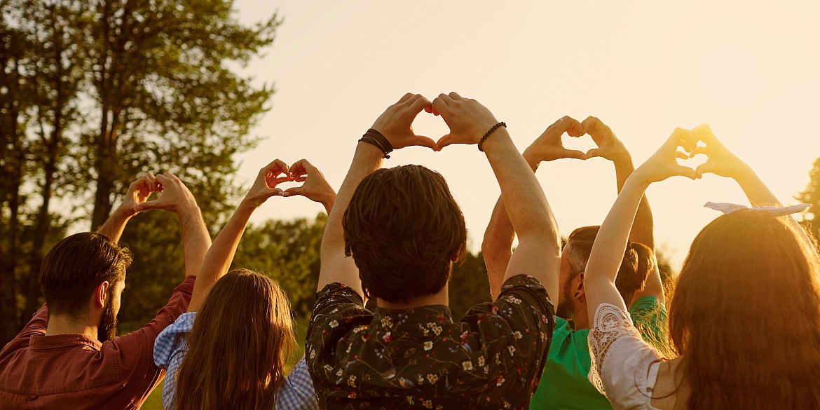 Ehrenamt-Sommerfest-Symbolfoto-gruppe-herzsymbol