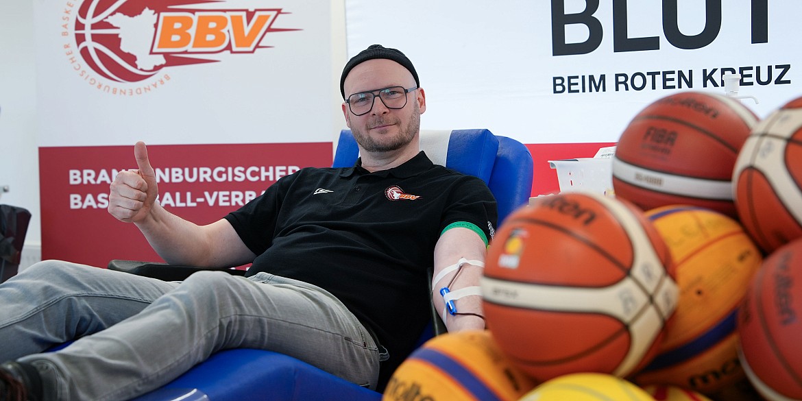 Präsident des Brandenburgischen Basketball-Verbands spendet Blut neben Basketbällen