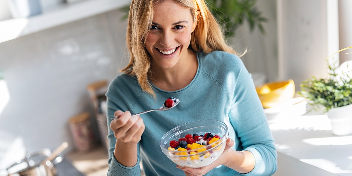 portrait-frau-essen-gesund-diaet-laecheln