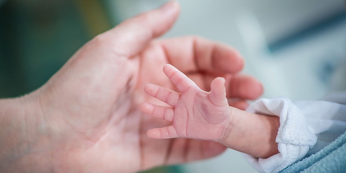 Am 17. November ist Weltfrühchentag. Frühgeborene brauchen häufig Bluttransfusionen.  hand-hände-baby-erwachsener-weltfrühchentag