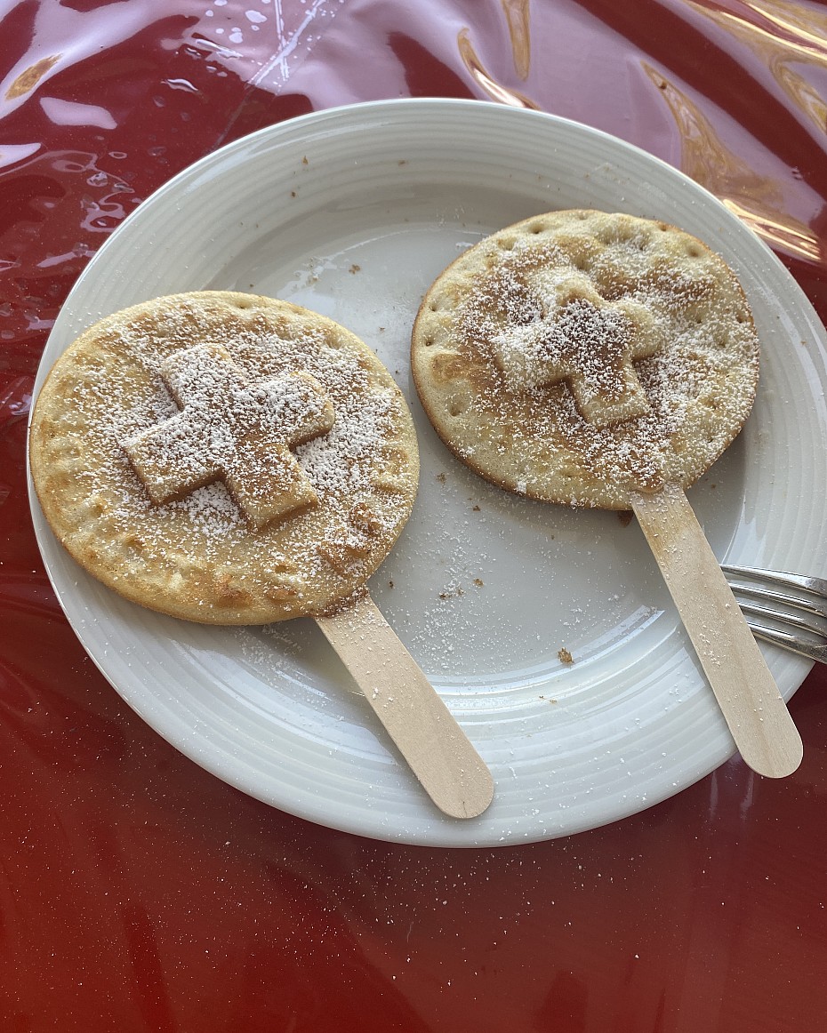 Für alle Naschkatzen: Es gab Waffeln mit DRK-Branding! stillleben-waffeln-drk-teller