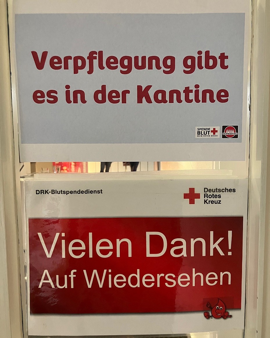 In der Betriebskantine war ein eigener Bereich für den Spenderimbiss eingerichtet plakat-blutspende-blutspendetermin
