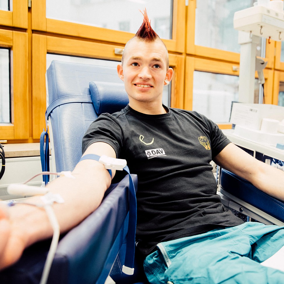 Sebastian Halenke beim Blutspenden