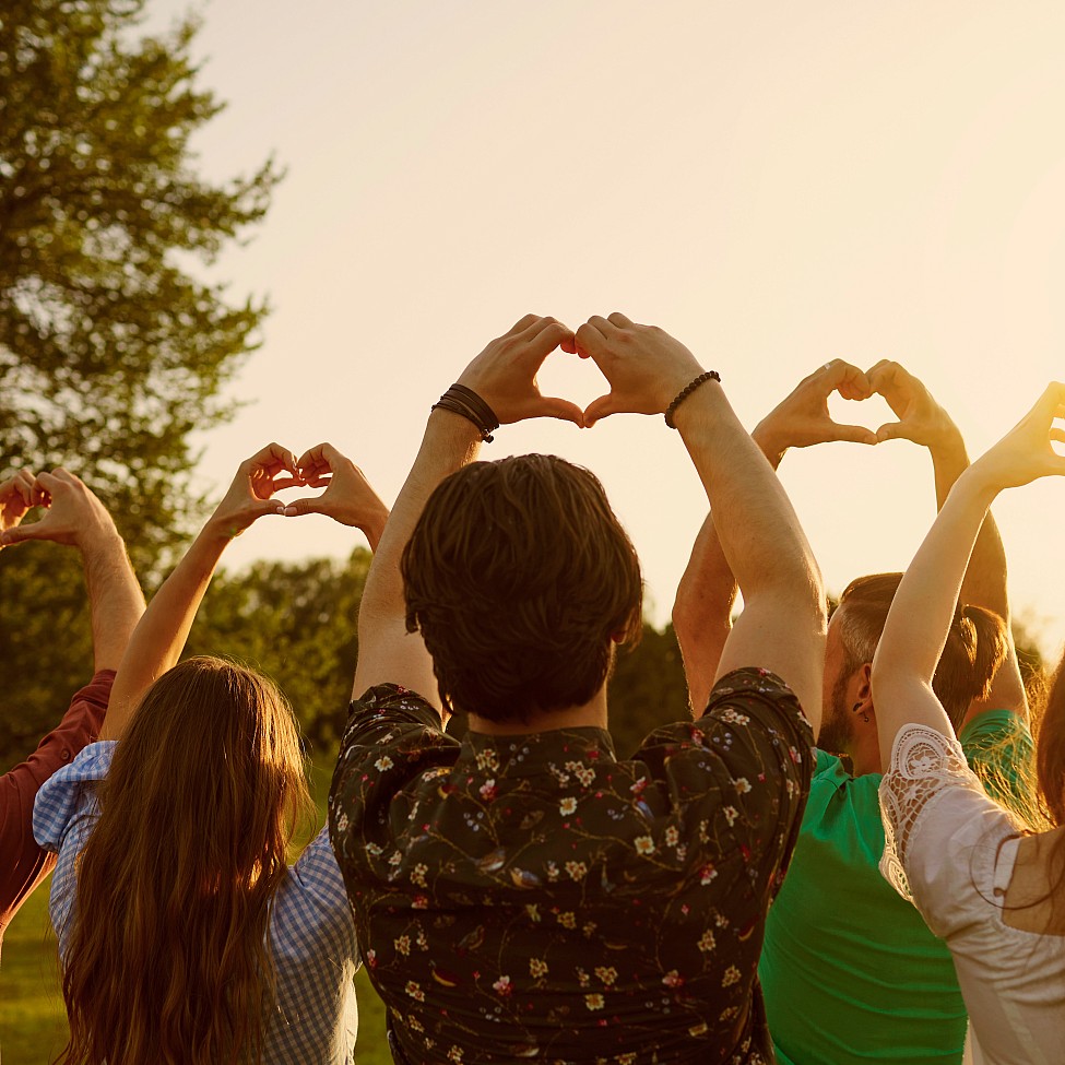 Ehrenamt-Sommerfest-Symbolfoto-gruppe-herzsymbol