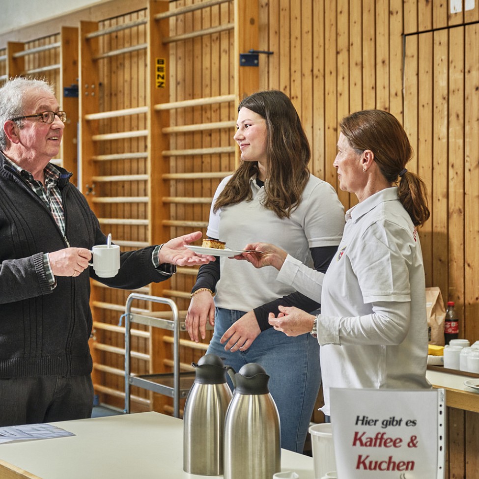 Kaffee- und Kuchenausgabe