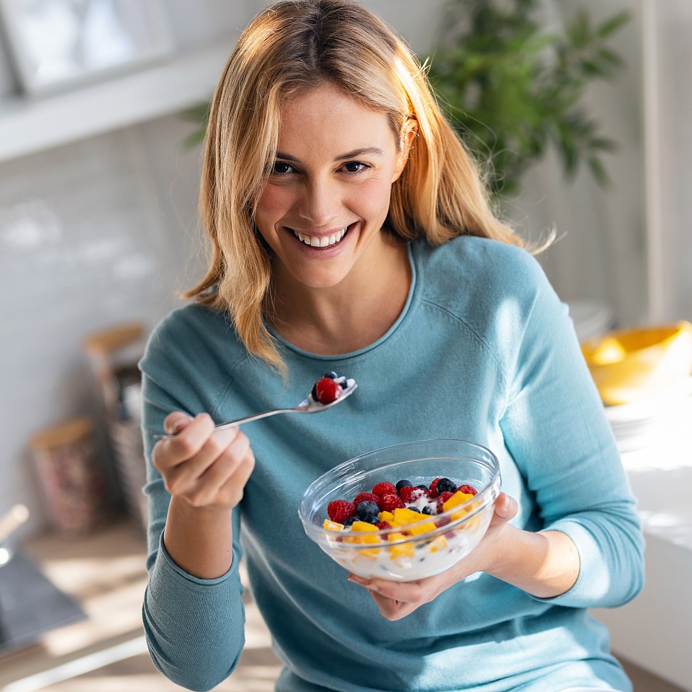 portrait-frau-essen-gesund-diaet-laecheln