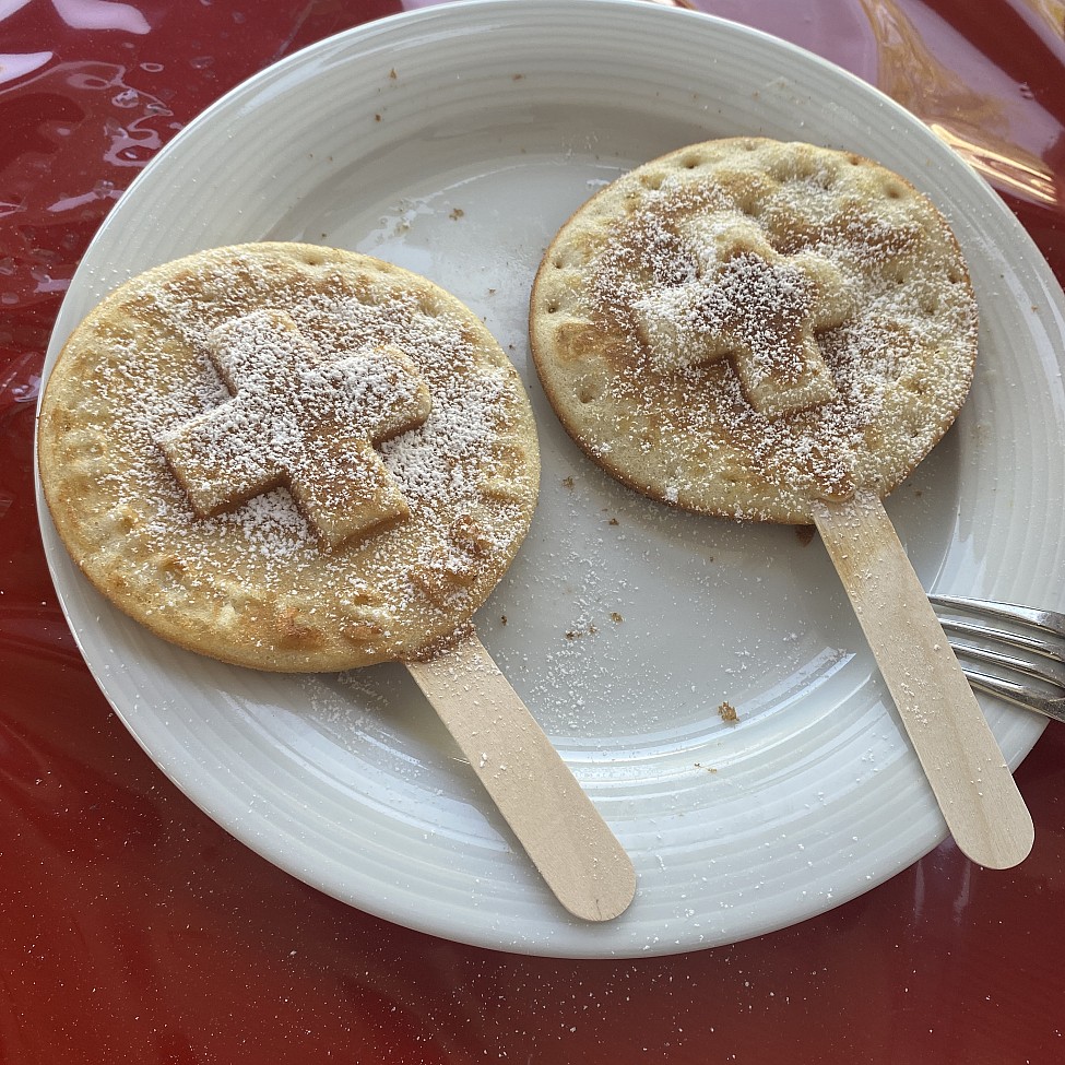 Für alle Naschkatzen: Es gab Waffeln mit DRK-Branding! stillleben-waffeln-drk-teller